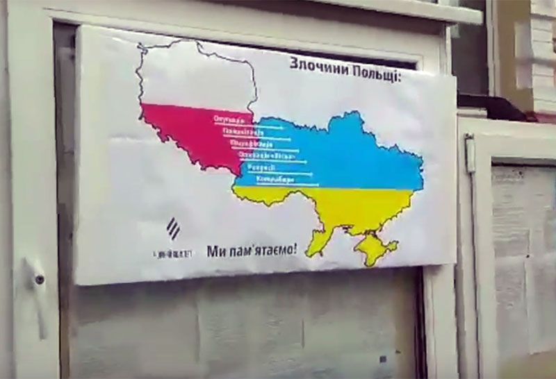 Antypolski plakat na konsulacie RP w Kijowie. "Narzucają nam własną wizję historii"