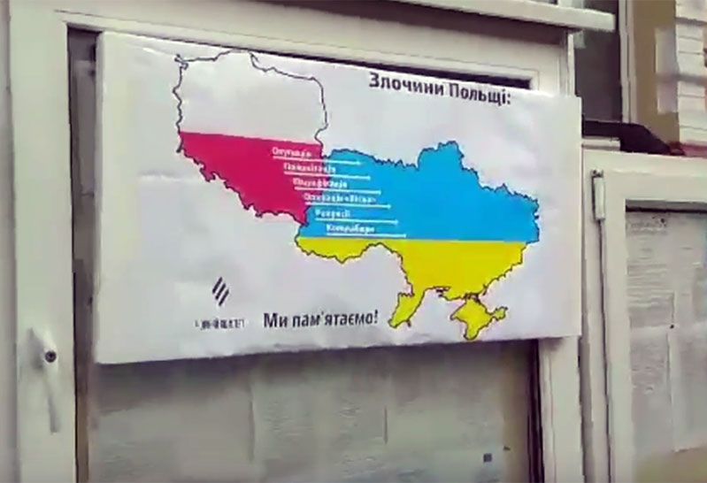 Antypolski plakat na konsulacie RP w Kijowie. "Narzucają nam własną wizję historii"