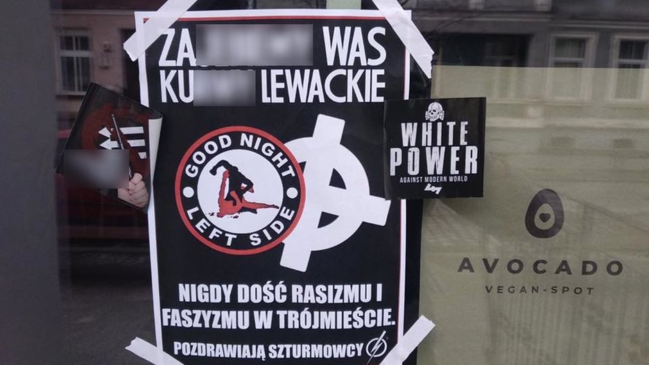 Takie plakaty pojawiły się na drzwiach wegańskich restauracji.