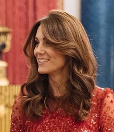Księżna Kate na przyjęciu w pałacu - fryzura i makijaż