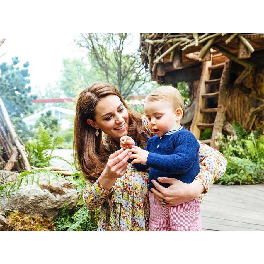 Księżna Kate i książę Louis w ogrodzie