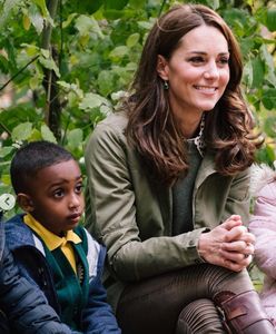 Księżna Kate w tanich spodniach z Zary. Świetnie podkreślają sylwetkę