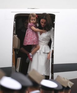 Kate i William z dziećmi wychodzą z samolotu WIDEO