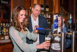 Księżna Kate i książę William na przyjęciu w Belfaście. Stanęli za barem