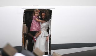Kate i William z dziećmi wychodzą z samolotu WIDEO