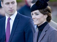 Kate Middleton w kraciastej garsonce Michaela Korsa