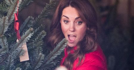 Księżna Kate w zupełnie innym wydaniu. Brudne buty i dziurawy sweter