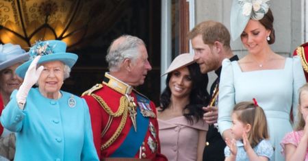 Meghan musiała stać za Kate. Urodziny królowej Elżbiety pełne nieporozumień