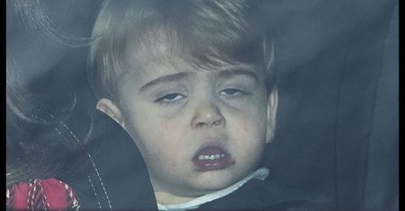 Królewska taksówka. William i Kate z dzieciakami wracają od babci