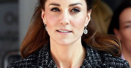 Ktoś skutecznie odwraca uwagę od Kate, gdy ta odprowadza dzieci do szkoły. Kim jest tajemnicza gwiazda?