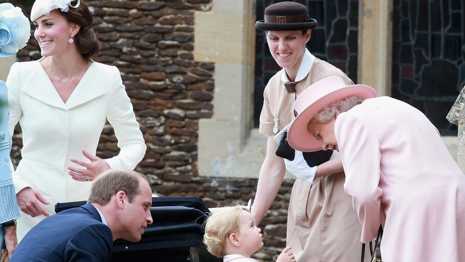 Brytyjska rodzina królewska: księżna Kate, książę William, książę George, królowa Elżbieta, a także niania Maria Teresa. 