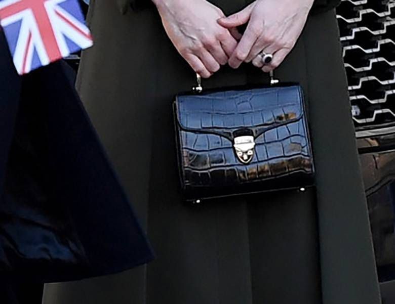 Księżna Kate na spotkaniu w Bradford - torebka