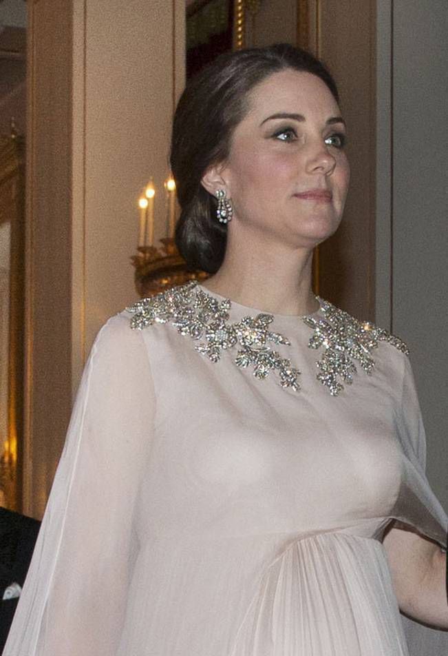 Księżna Kate w Oslo

kreacja: Alexander McQueen