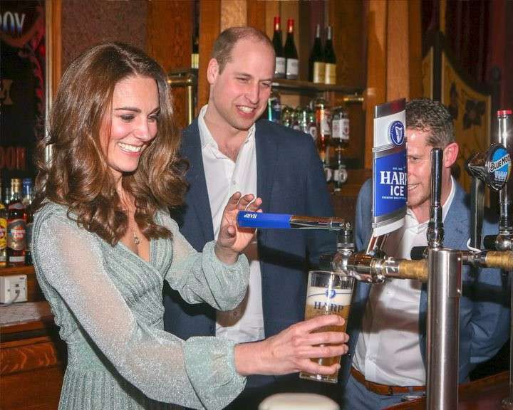 Księżna Kate z kuflem zimnego piwa