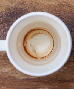 Jak usunąć osad z herbaty i kawy? Te banalne triki na czyste kubki warto wypróbować