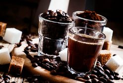 "Ekspresso" i "czarna kawa" - te błędy popełniają Polacy w kawiarni