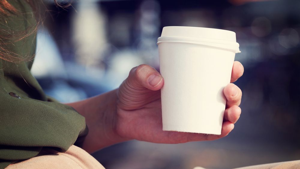 Kawa w jednorazowym kubku