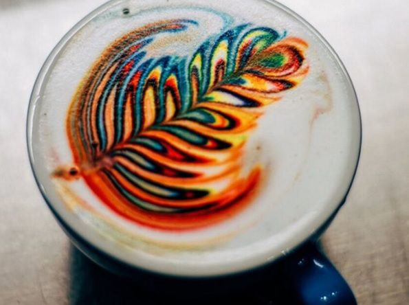 Kawa w kolorach tęczy istnieje naprawdę. Jest... piękna
