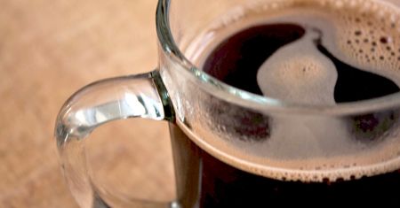 Cold brew, czyli kawa na zimno - działanie i właściwości. Jak ją przygotować?