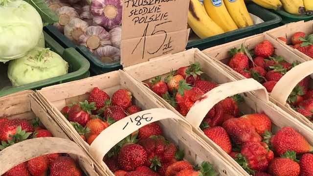 Kilogram polskich truskawek kosztuje ok. 15 złotych.