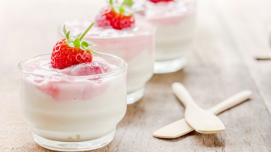 jogurt z truskawkami