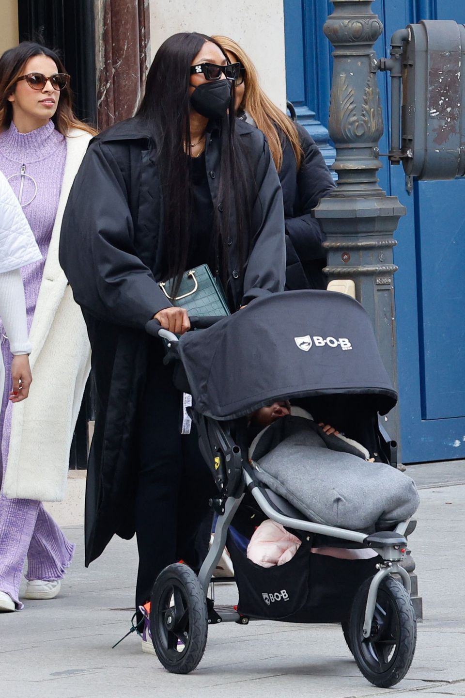 Naomi Campbell z mamą Valerie Morris Campbell i córką w Paryżu | fot. ONS