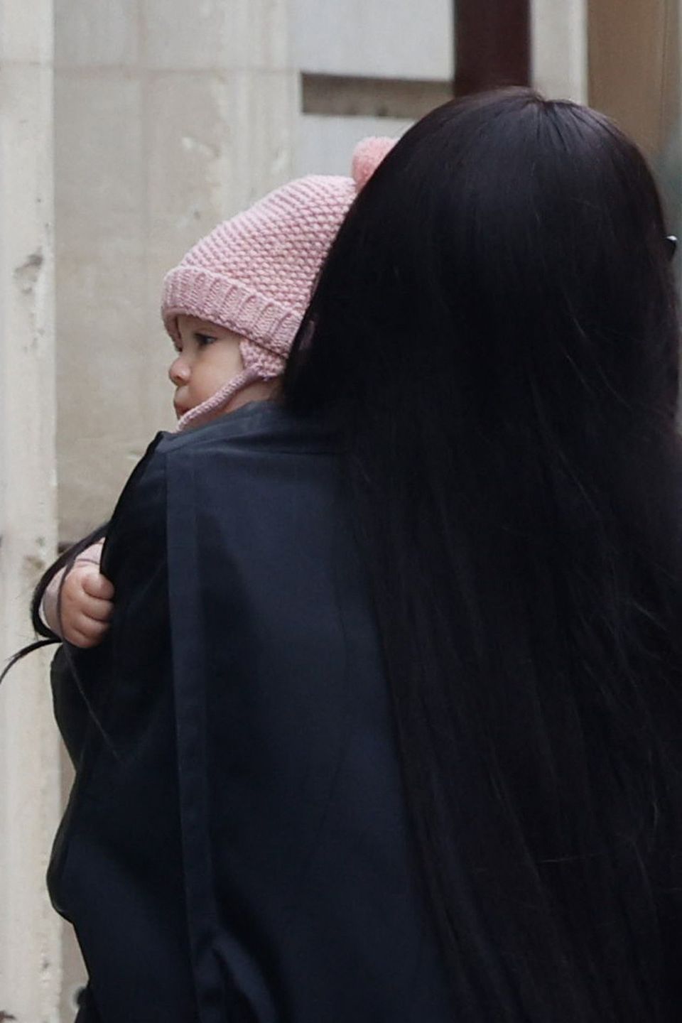 Naomi Campbell z mamą Valerie Morris Campbell i córką w Paryżu | fot. ONS