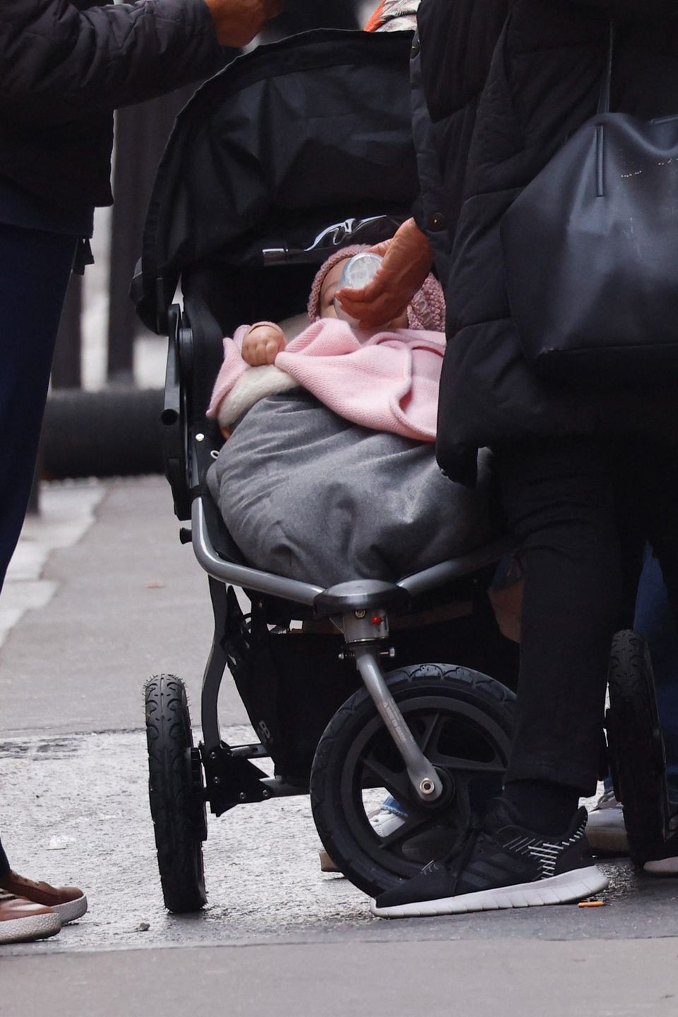 Naomi Campbell z mamą Valerie Morris Campbell i córką w Paryżu | fot. ONS
