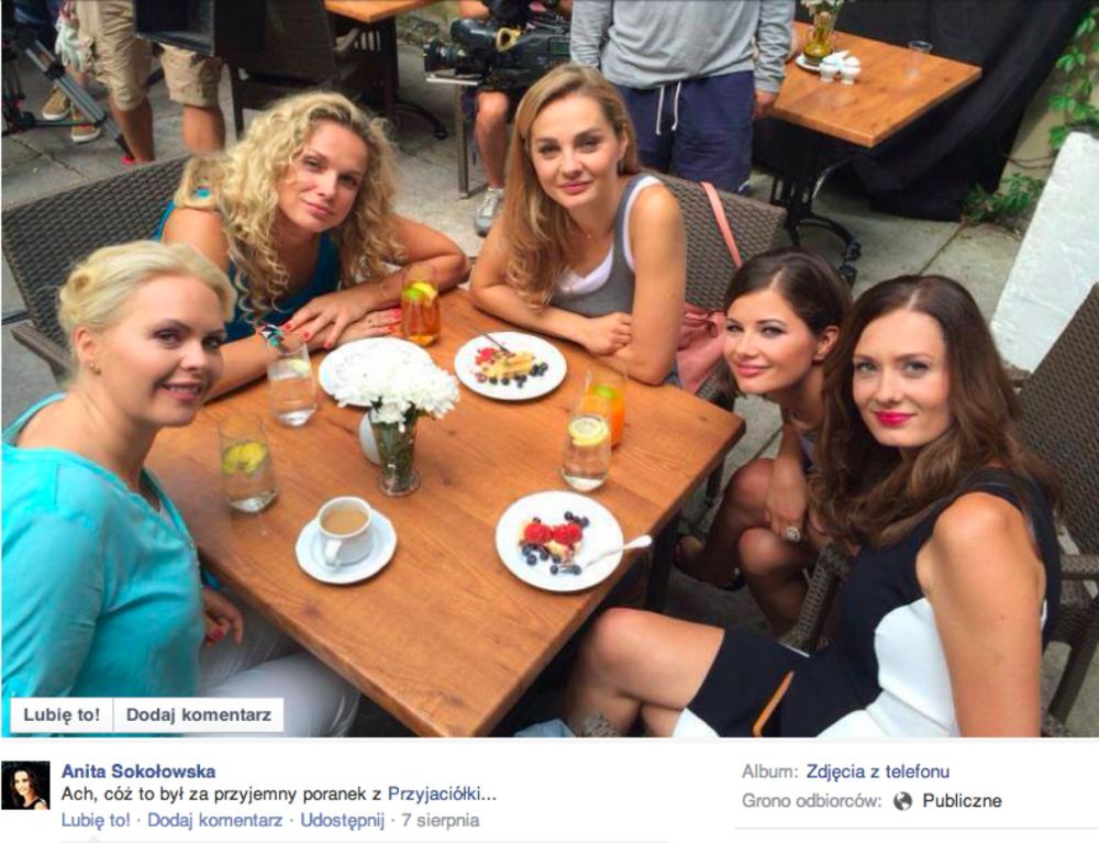 Anita Sokołowska, Agnieszka Sienkiewicz, Magdalena Stużyńska, Joanna Liszowska, Małgorzata Socha na planie serialu Przyjaciółki
Fotografia: screen z Facebook.com