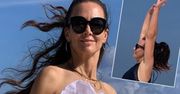 Kinga Rusin wskoczyła w kostium kąpielowy i zaszalała na plaży. Ukochany zrobił jej zdjęcie w kapitalnym momencie