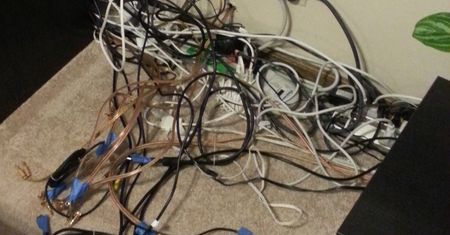 Miał dość kabli przy telewizorze. Zobacz, co zrobił