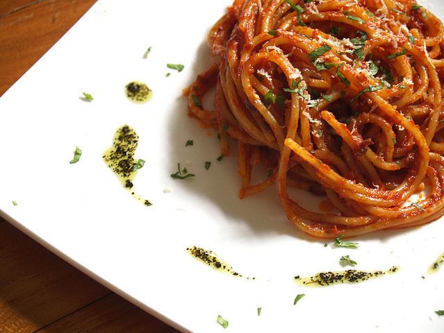 Spaghetti pomidorowe, podobnie jak owoce cytrusowe może sprzyjać takim dolegliwościom jak zgaga.