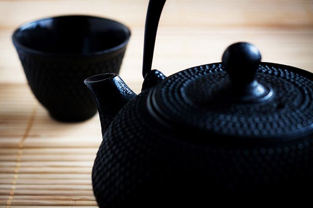 Częsta zgaga może wynikać ze spożywania dużej ilości mocnej herbaty lub kawy.