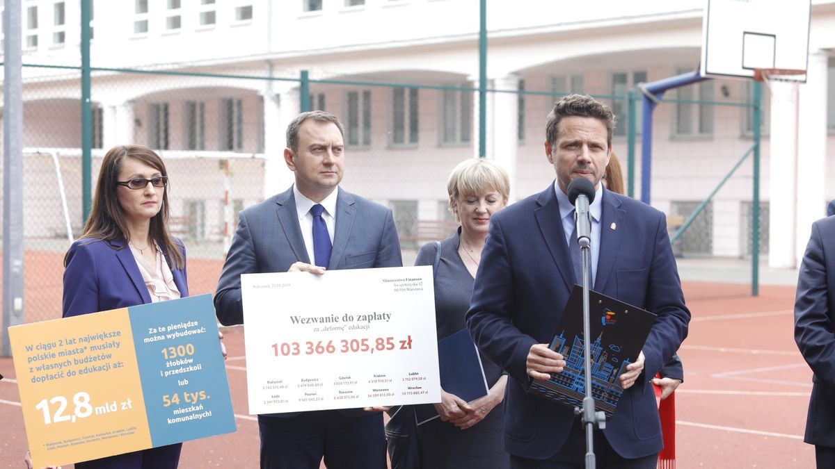Briefing prasowy prezydentów miast, którzy zapowiedzieli, że będą się ubiegać o zwrot kosztów poniesionych w związku z reformą oświaty