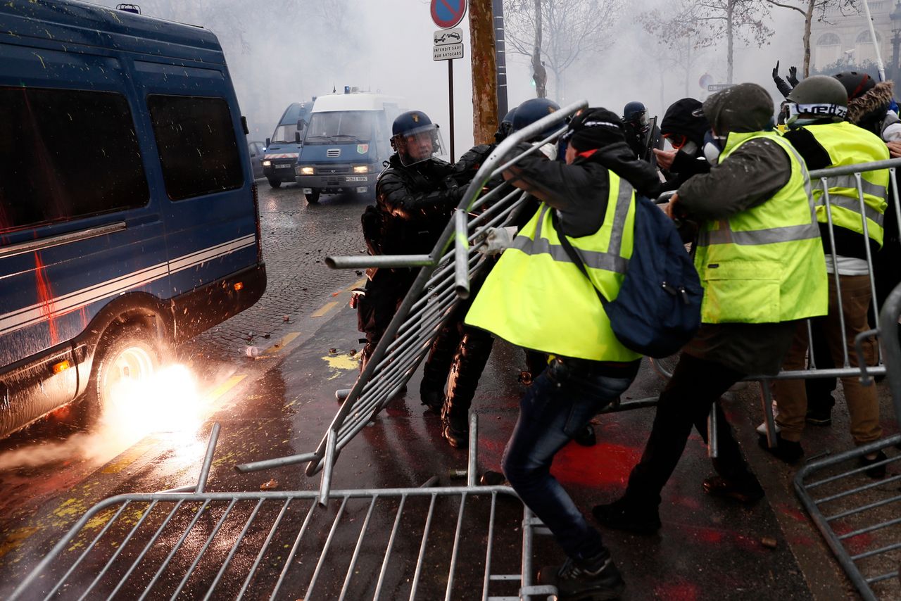 Zamieszki w Paryżu. "Gaz łzawiący i latające kamienie"