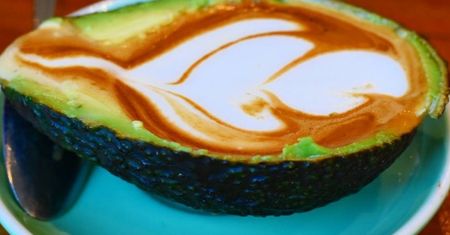 Kawa w awokado. Ekologiczny patent na latte