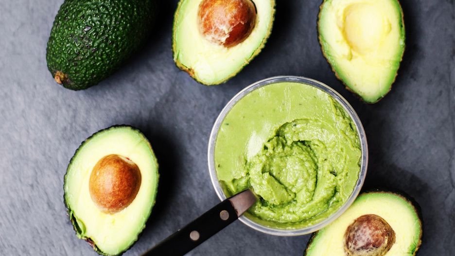 Do guacamole warto dodać soku z cytryny.