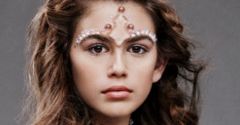 Jaka matka, taka córka. Zjawiskowa Kaia Gerber w "Teen Vogue"