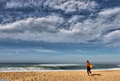Francja. Atlantyk wyrzuca na plaże niebezpieczne paczki. Policja prosi o pomoc
