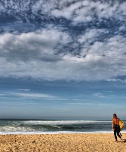 Francja. Atlantyk wyrzuca na plaże niebezpieczne paczki. Policja prosi o pomoc