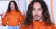 Tylko Michał Szpak mógł włożyć taki komplet! Jego sweter i kosmiczne kozaczki były największym hitem konferencji Polsatu!