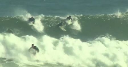 Kalifornia - gigantyczne fale kuszą surferów