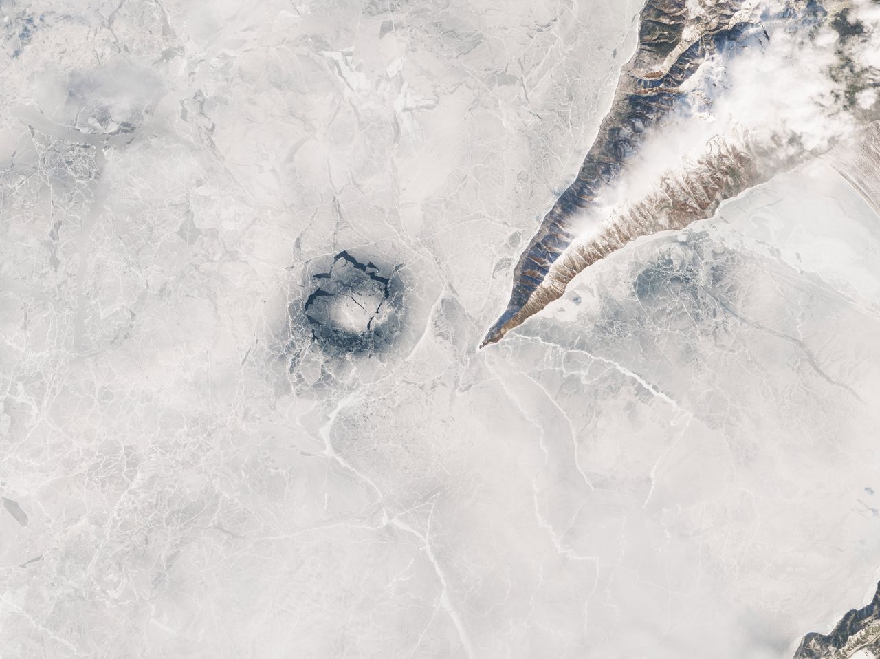 Gigantyczne pierścienie lodowe na Bajkale. Naukowcy nareszcie wiedzą skąd się wzięły