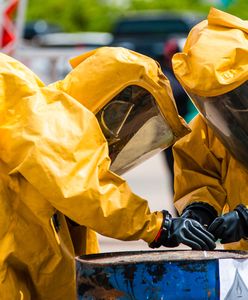 Biała Wieś. Podejrzane substancje chemiczne na terenie upadającej spółki. Zbadają próbki