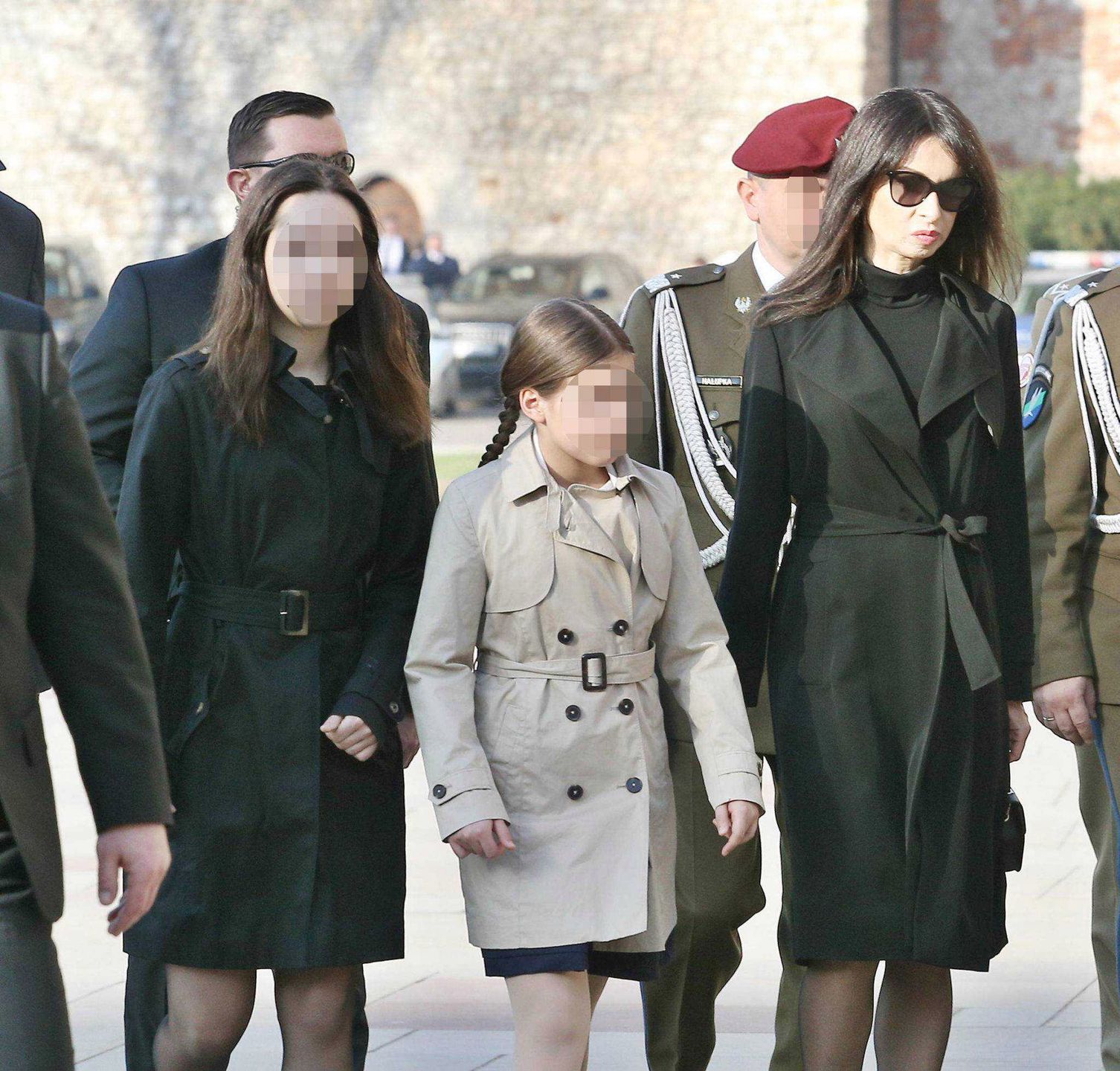Marta Kaczyńska z córkami i partnerem (Piotr Zieliński) na Wawelu. Rocznica katastrofy smoleńskiej