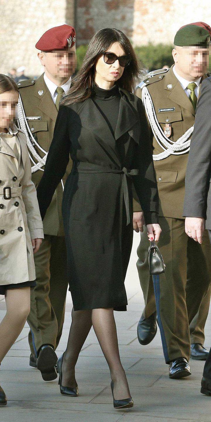 Marta Kaczyńska z córkami i partnerem (Piotr Zieliński) na Wawelu. Rocznica katastrofy smoleńskiej