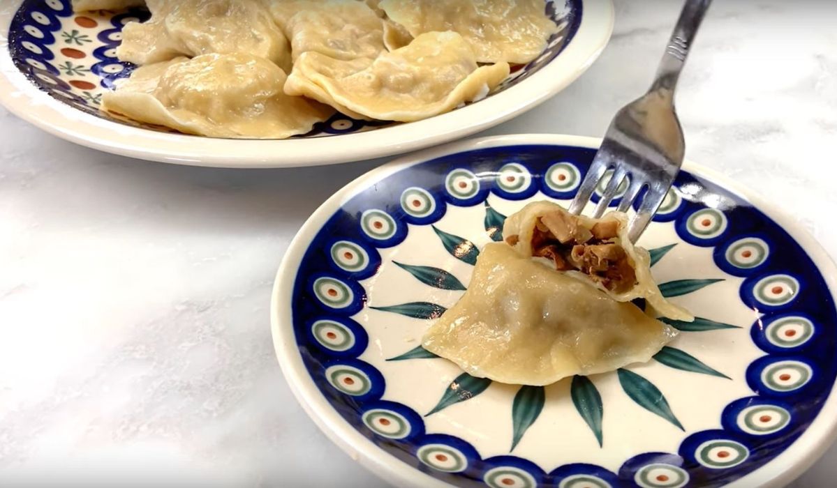 Pierogi z kurkami - Pyszności; Foto kadr z materiału na kanale YouTube Cooking Polish