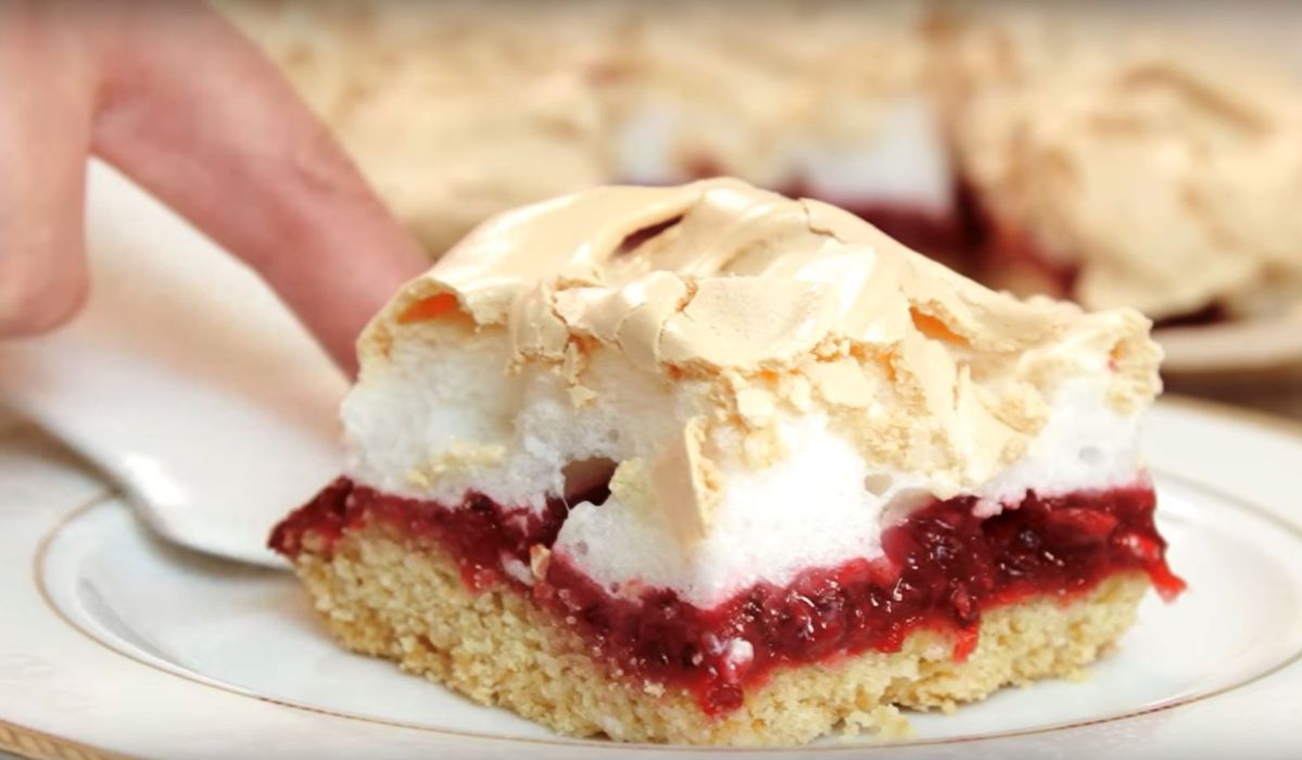 Ciasto z porzeczkami - Pyszności; Foto kadr z materiału na kanale YouTube Tapenda - przepisy kulinarne