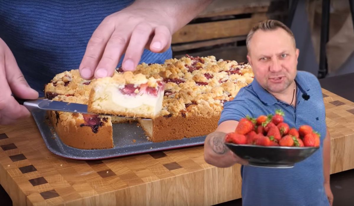 Ciasto ucierane z truskawkami - Pyszności; Foto kadr z materiału na kanale YouTube Tomasz Strzelczyk ODDASZFARTUCHA