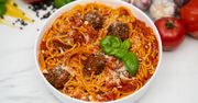Spaghetti z klopsikami w aromatycznym sosie pomidorowym bez bałaganu, z jednego garnka